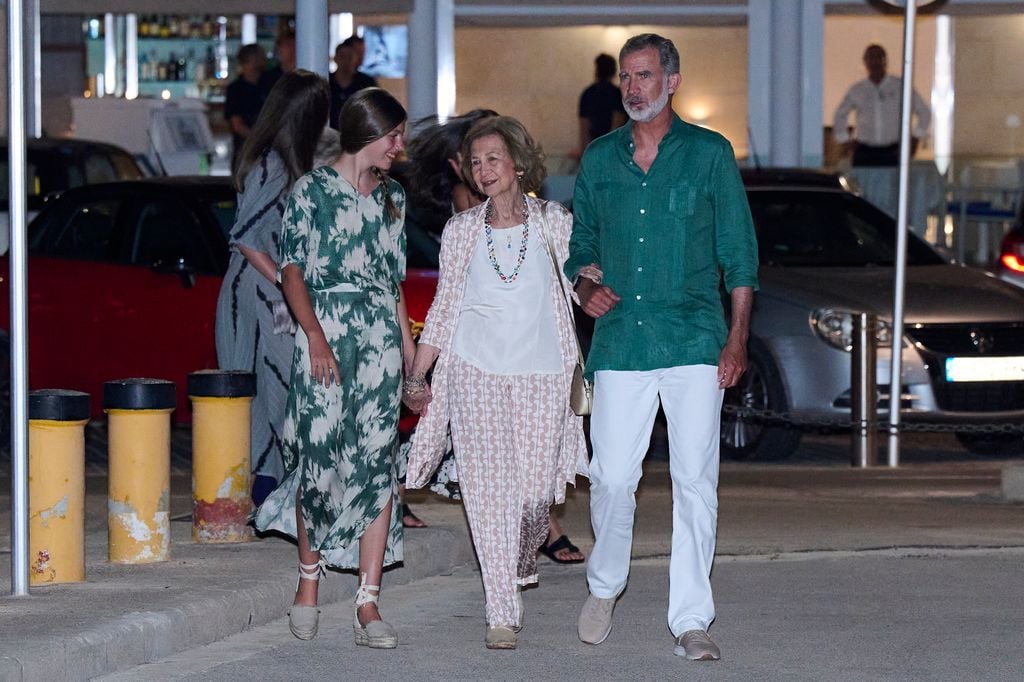 El rey Felipe con la reina Sofía y la infanta Sofía de cena en Palma en verano de 2022