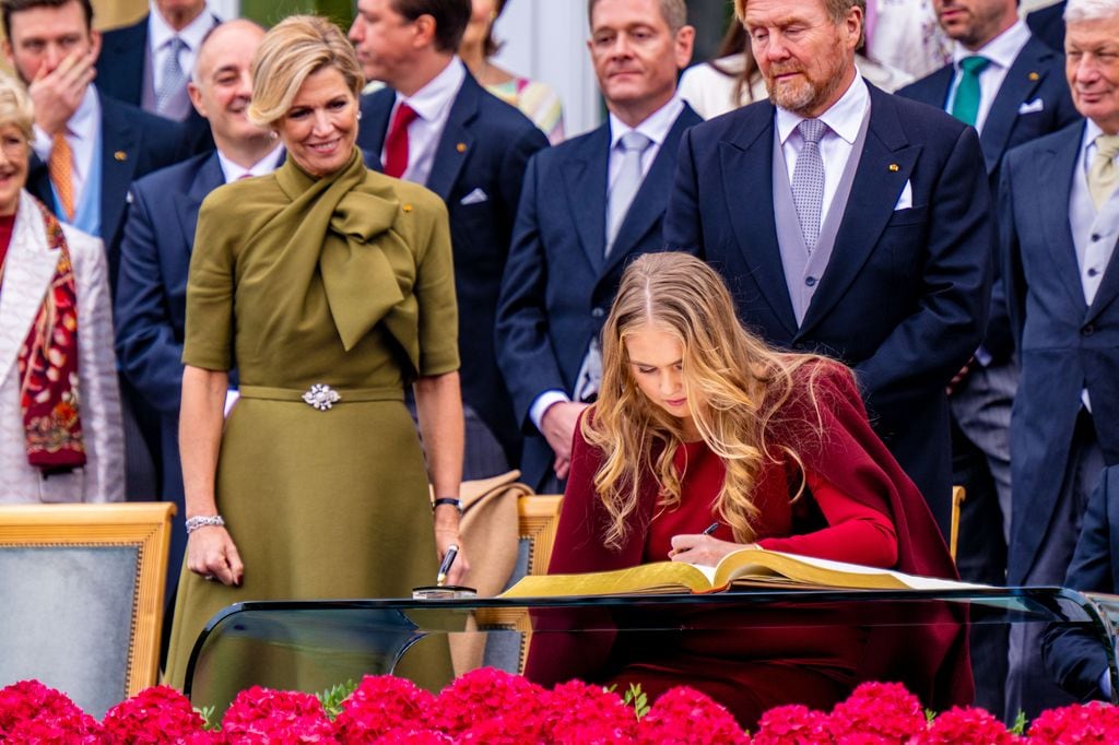 La princesa Amalia firmando en el libro de honor de la abdicación de Enrique de Luxemburgo