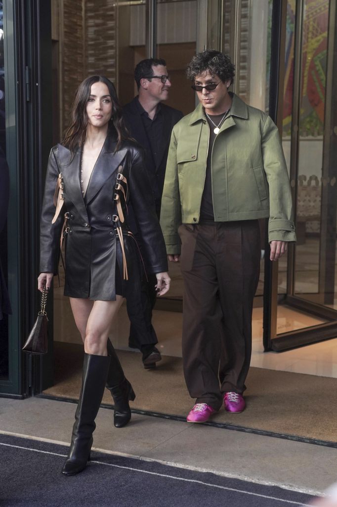 Ana de Armas salió de su hotel en París junto a Beto Montenegro.