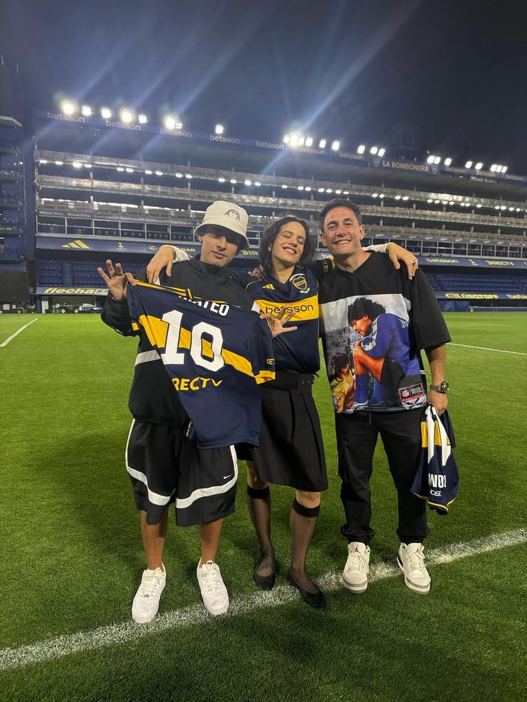 Rosalía junto al rapero Trueno y el 'streamer' Momo en La Bombonera, estadio de Boca Juniors