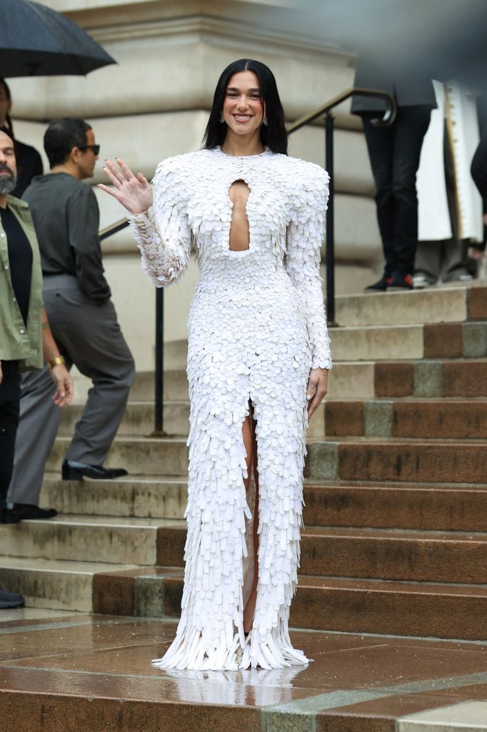 Dua Lipa asistiendo al desfile de Schiaparelli en julio de este año