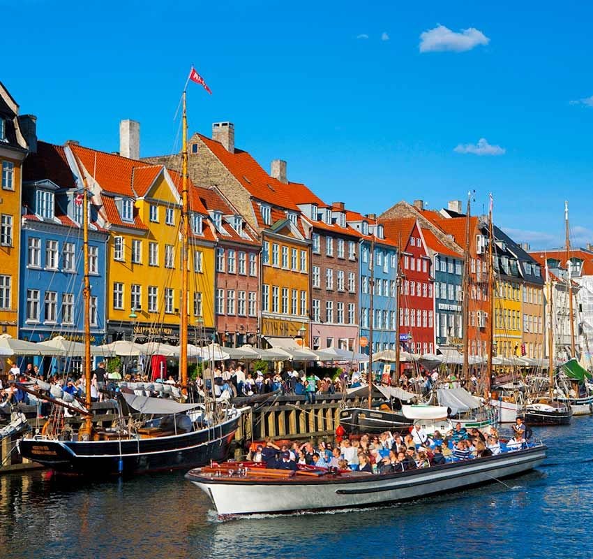 Nyhavn, el puerto de Copenhague con casas de colores