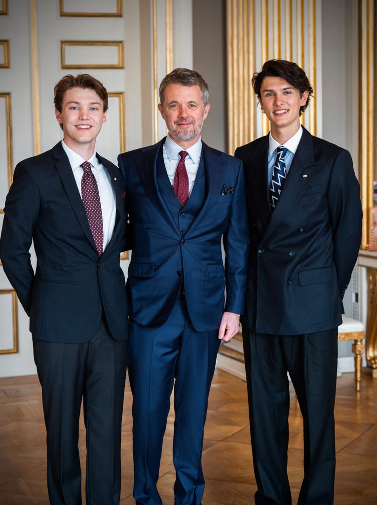 Nicolas y Felix de Dinamarca, condecorados por su tío el rey Federico de Dianmarca 