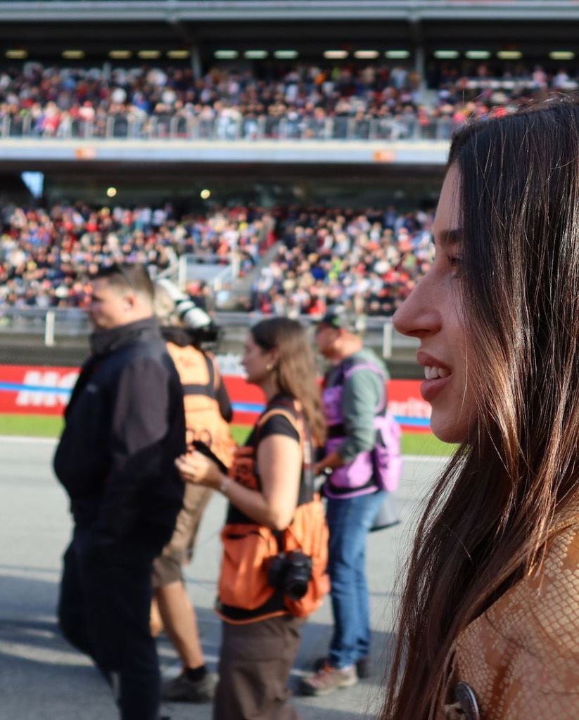 Primer plano de María Monfort en una carrera de Moto GP