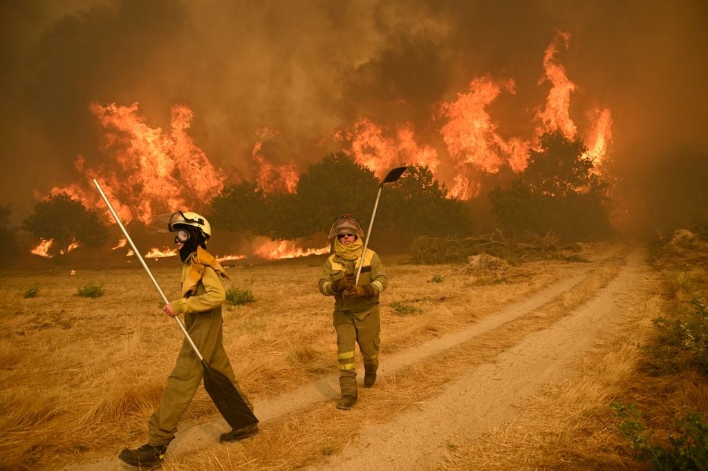 Vecinos de Santa Baia de Montes (Ourense) intentan plantar cara al fuego con sus propios medios