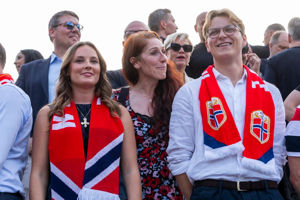 La princesa Ingrid Alexandra y el príncipe Sverre Magnus le dieron una cálida bienvenida a la Selección de Furbol de Noruega a su regreso a Oslo.