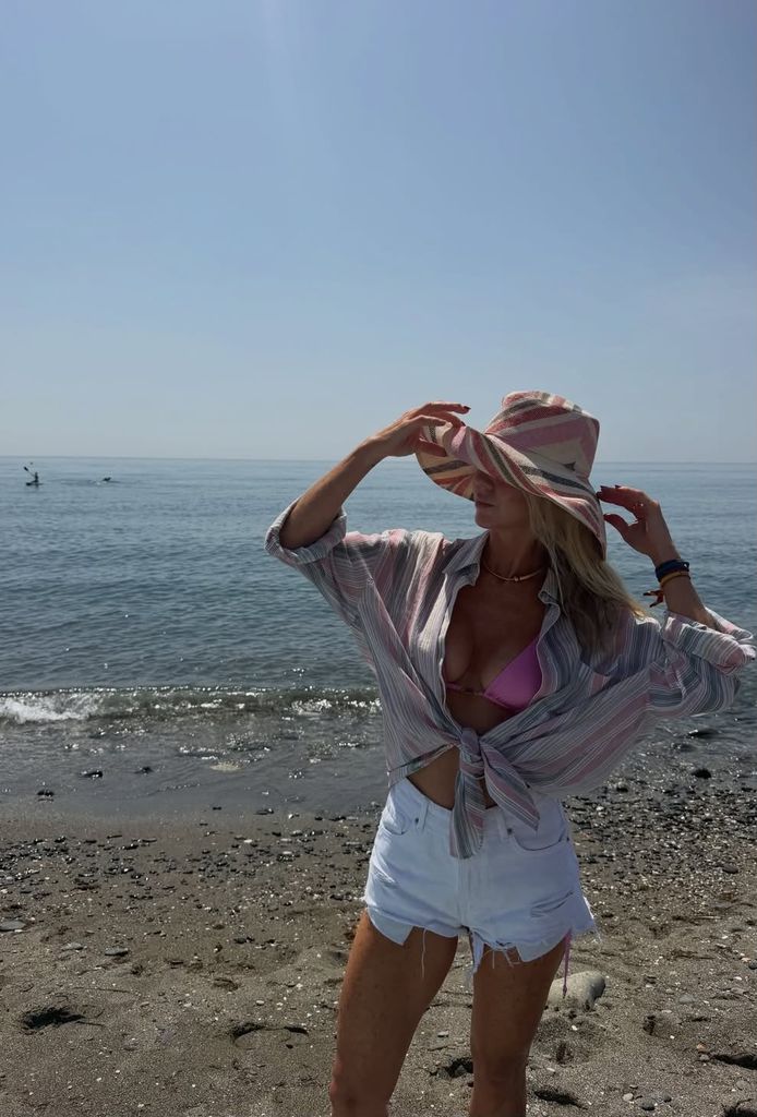 El vestido salvaje de Amelia Bono y su bañador con truco en sus vacaciones