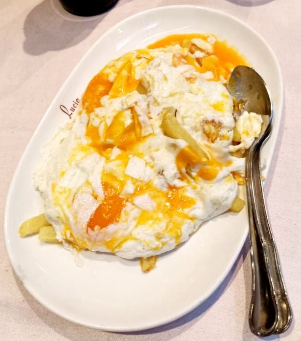 Los emblemáticos huevos estrellados de Casa Lucio