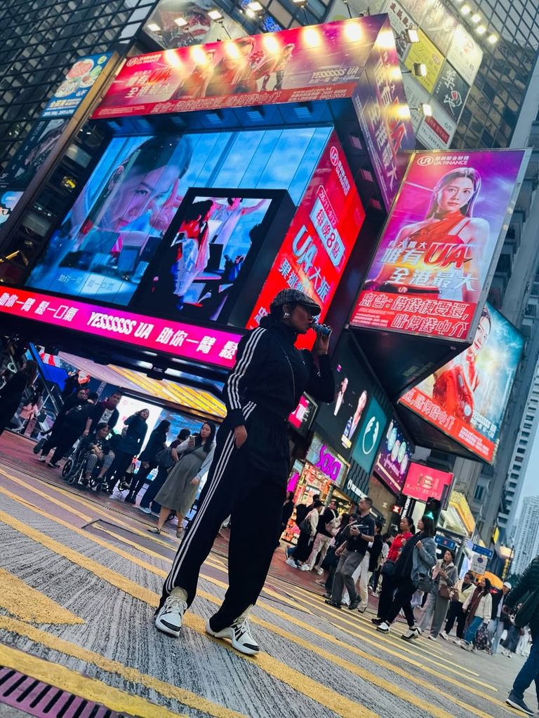 Galilea Montijo en Time Square de Hong Kong.