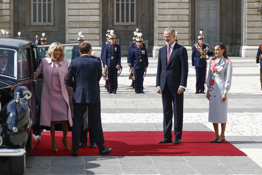 Los reyes Felipe y Letizia reciben a los Macron en el Palacio Real