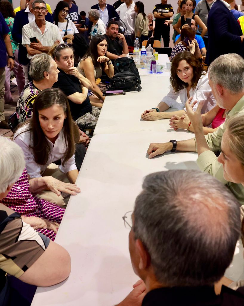 Los Reyes conversando con los afectados