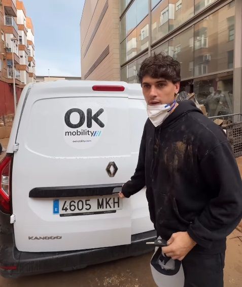 Plano medio de Daniel Illescas ayudando en laboras para la DANA de Valencia