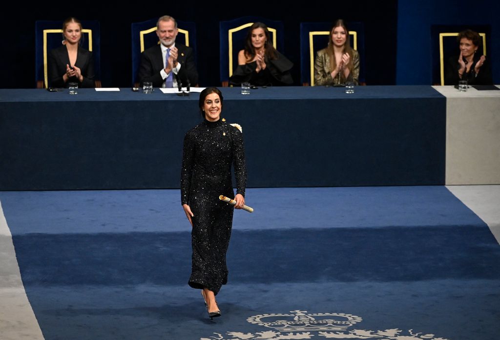 Plano general de Carolina Marín sonriente tras recibir el Premio Princesa de Asturias
