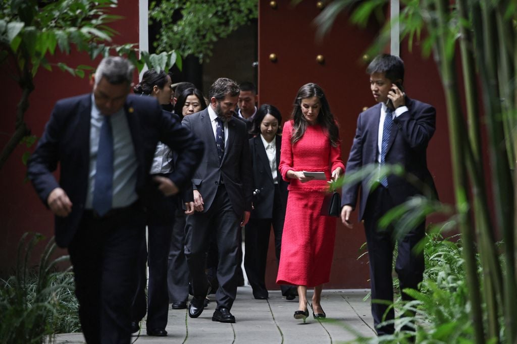 La reina Letizia en el parque Wangianglou de Chengdu para homenajear a Antonio Machado 