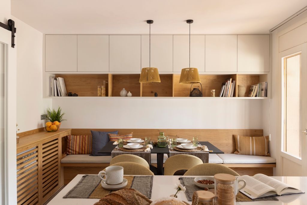 Comedor con almacenaje en la pared. 