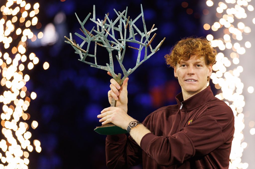 Jannik Sinner levantaba este domingo el trofeo como ganador del Rolex Paris Masters 2025