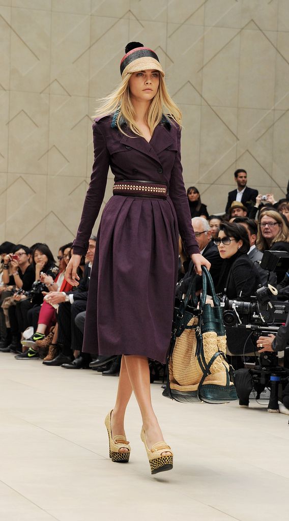 Cara Delevingne, desfilando para Burberry durante la Semana de la Moda de Londres (septiembre de 2011).