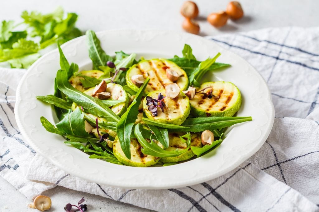 Ensalada de rúcula, calabacín a la plancha y avellanas