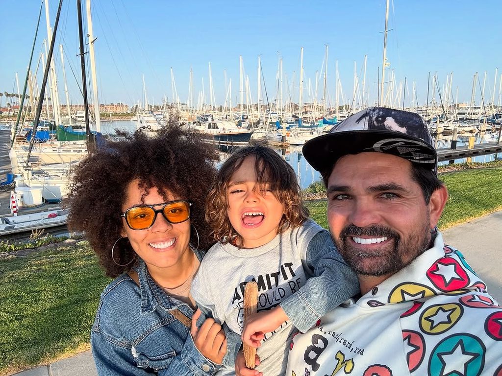 Ferdinando Valencia con su pareja Brenda Kellerman y su pequeño Dante.