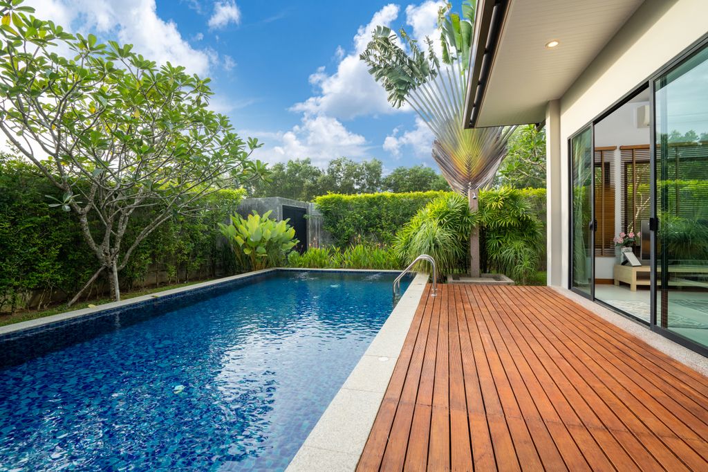 Piscina con tarima de madera