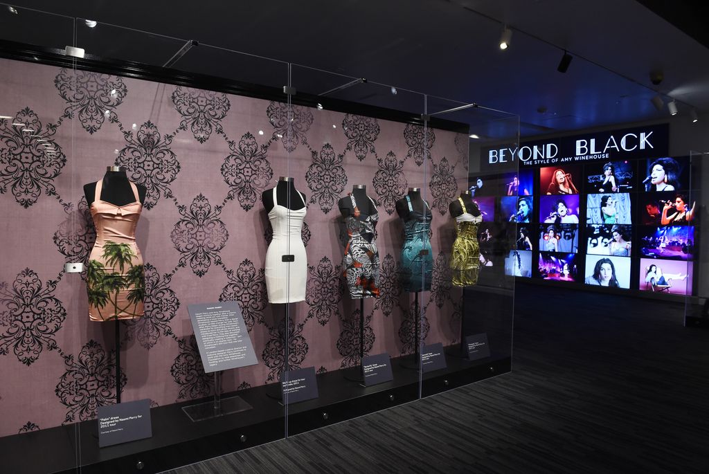 Una exposición en el Museo de los Grammy con vestidos que llevó Amy WinehouseB