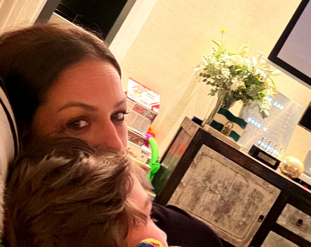 La presentadora, con su niño en el sofá