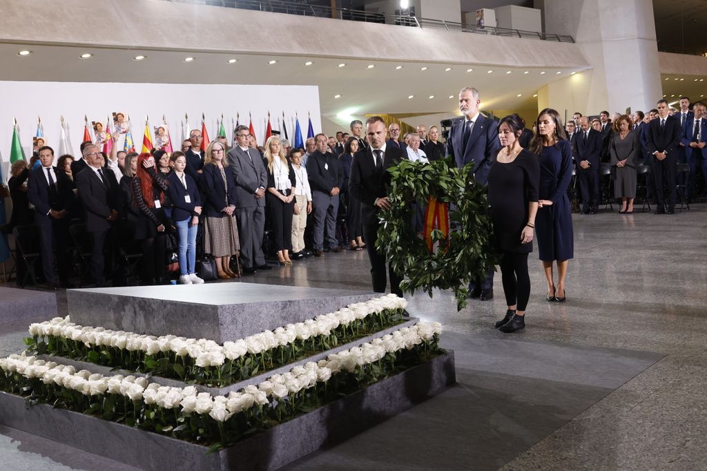 Ofrenda floral, con los Reyes y los hijos de dos víctimas