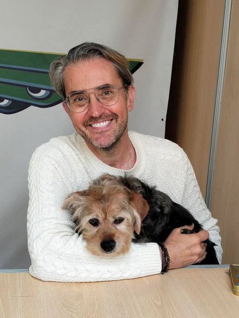 El escritor ha compartido con sus seguidores la preocupación que siente por el delicado estado de salud de Doña Leo, su inseparable compañera de vida