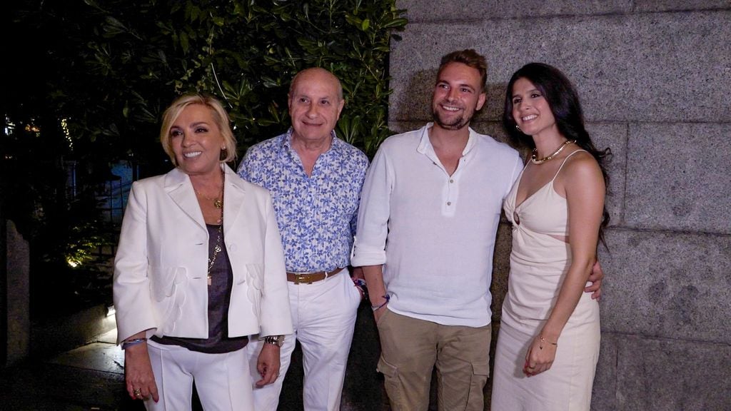 Carmen Borrego con su marido, su hijo y su nuera