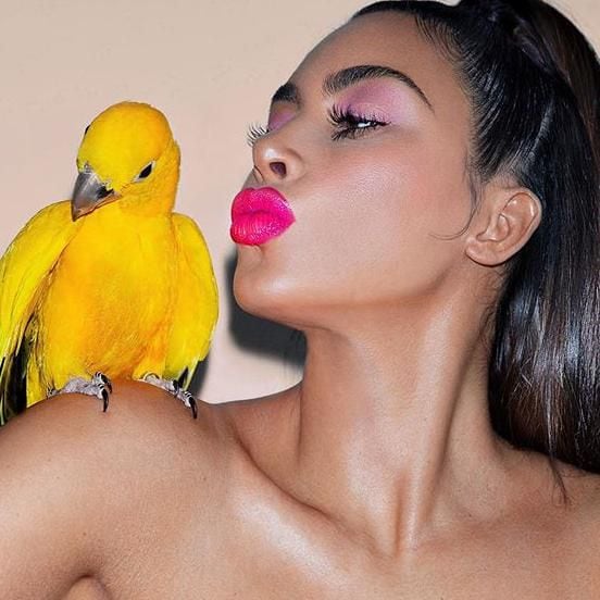 kim kardashian lleva total make up look en rosa