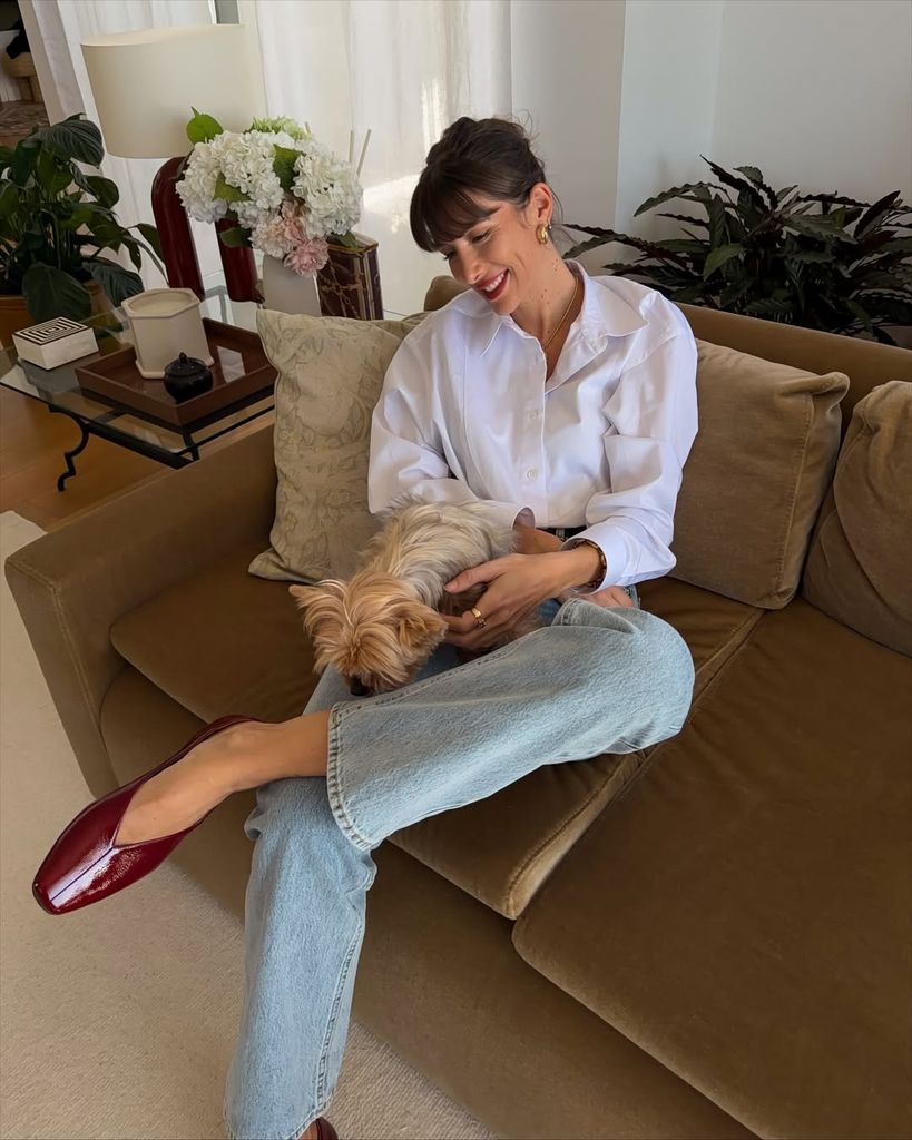 Look con vaqueros, bailarinas rojas y camisa blanca