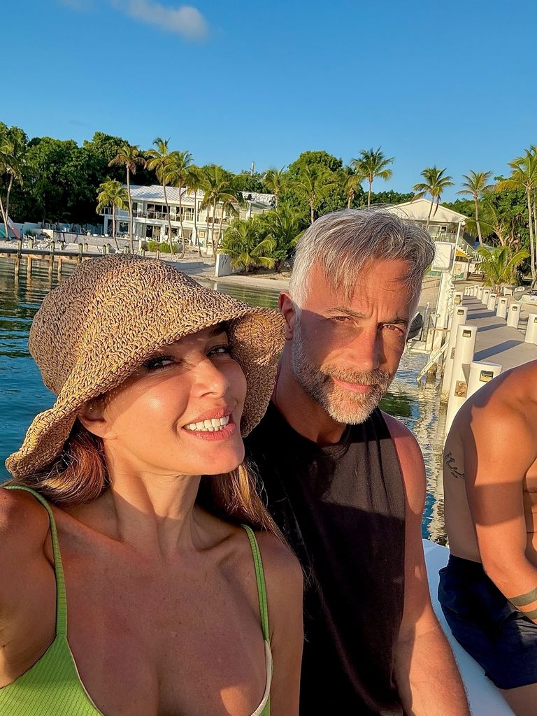 Catherine Fulop con su esposo Ova Sabatini en sus vacaciones en Miami.