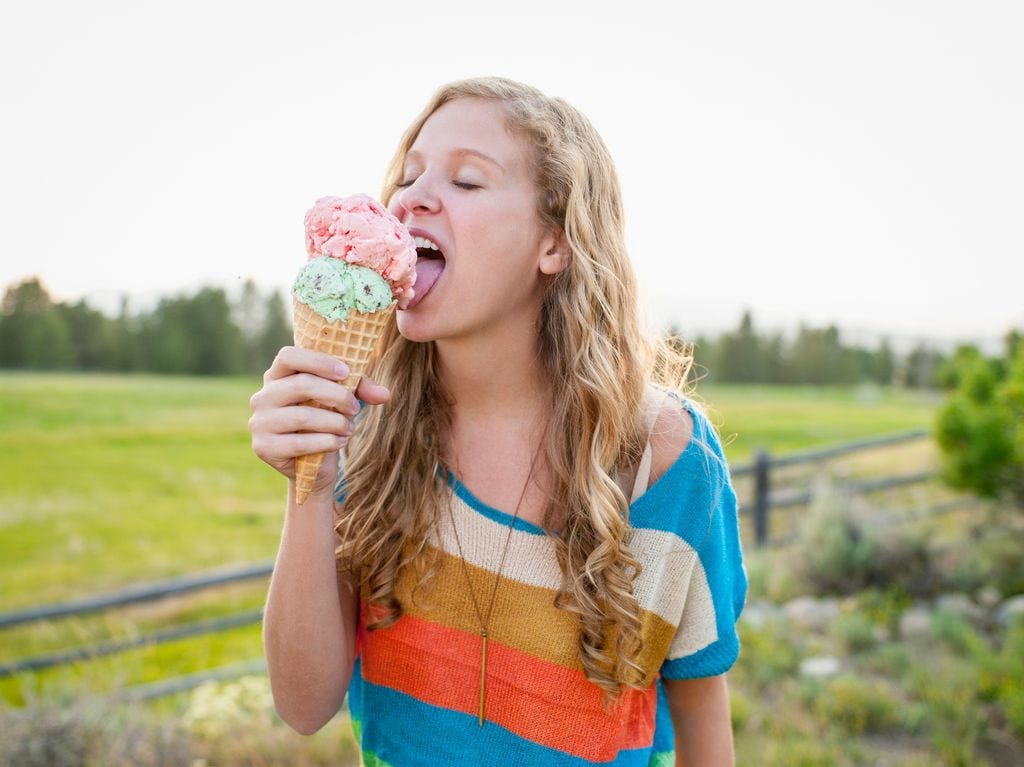 Mujer comiendo un helado enorme