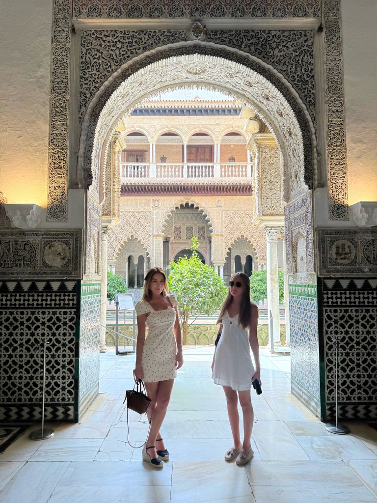 Geraldine Bazán y su hija recorrieron las calles de Sevilla.