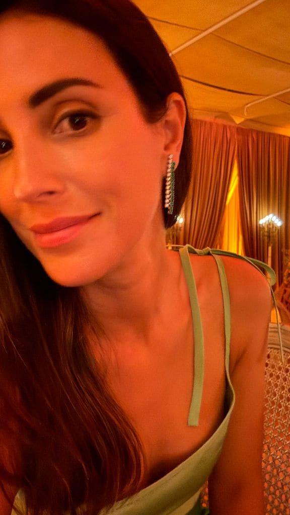 Sassa de Osma en una boda en Baviera con pendientes de Suárez