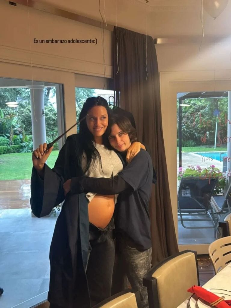 Oriana Sabatini incluso posó con una capa y una varita mágica.