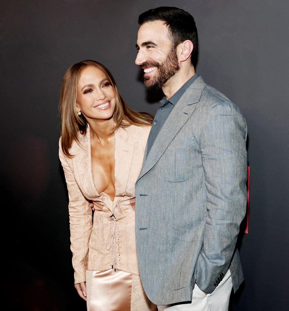 Jennifer Lopez y Brett Goldstein en un evento de Netflix en Nueva York el 13 de mayo de 2026
