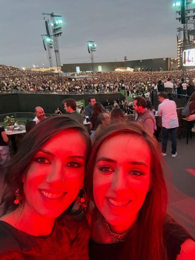 La presentadora y su hermana menor lo dieron todo en el último concierto de la cantante colombiana en Madrid
