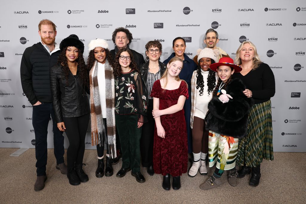 Los duques de Sussex, Meghan y Harry, posaron junto al elenco y producción de 'Cookie Queens'