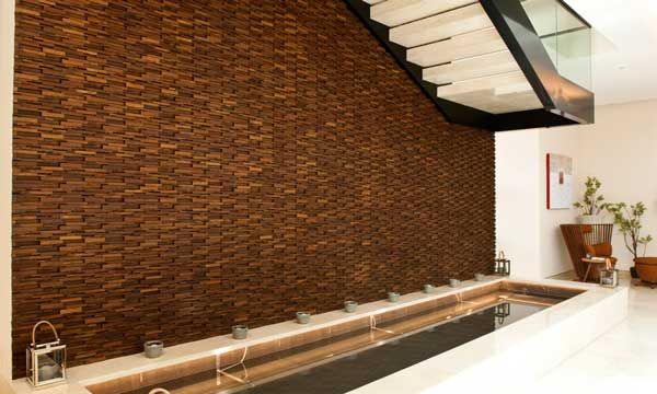 En la pared donde se sitúa la escalera, que conduce a la planta superior, se realizó un espectacular panelado de madera, colocado manualmente pieza a pieza. A sus pies, se instaló un canal de agua, un elemento típico de los 'riads' tradicionales.
