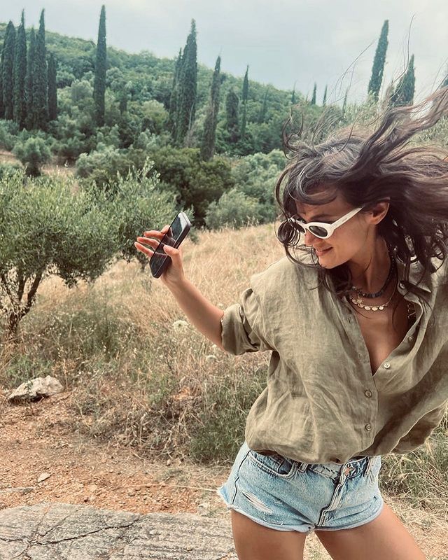 Pinar Deniz ('Secretos de familia') de vacaciones en Pilos, Grecia