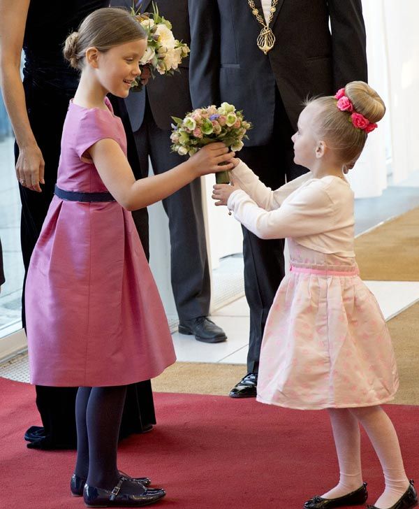 La princesa Isabella ya conoce el protocolo de este tipo de eventos y recibió su ramo de flores de manos de la pequeña que les esperaba a la entrada

