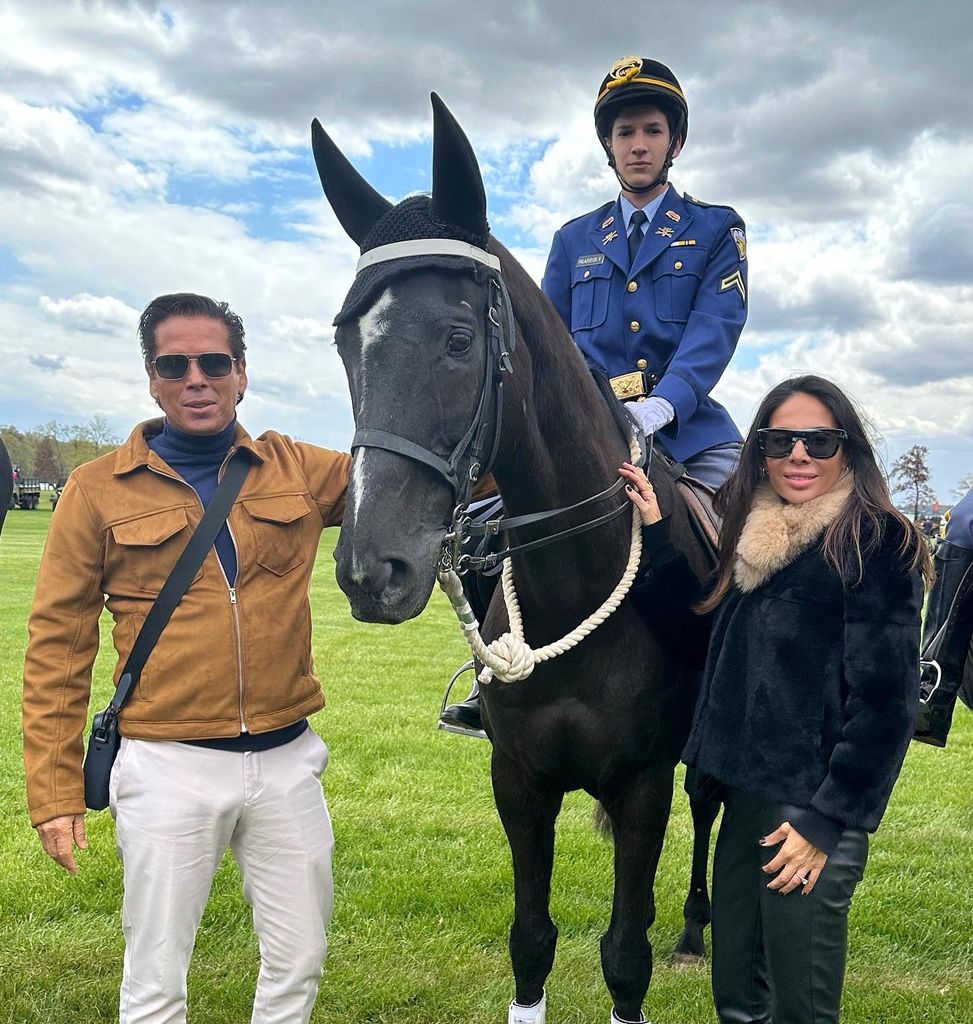 Roberto Palazuelos, su hijo y su exesposa, Yadira Garza