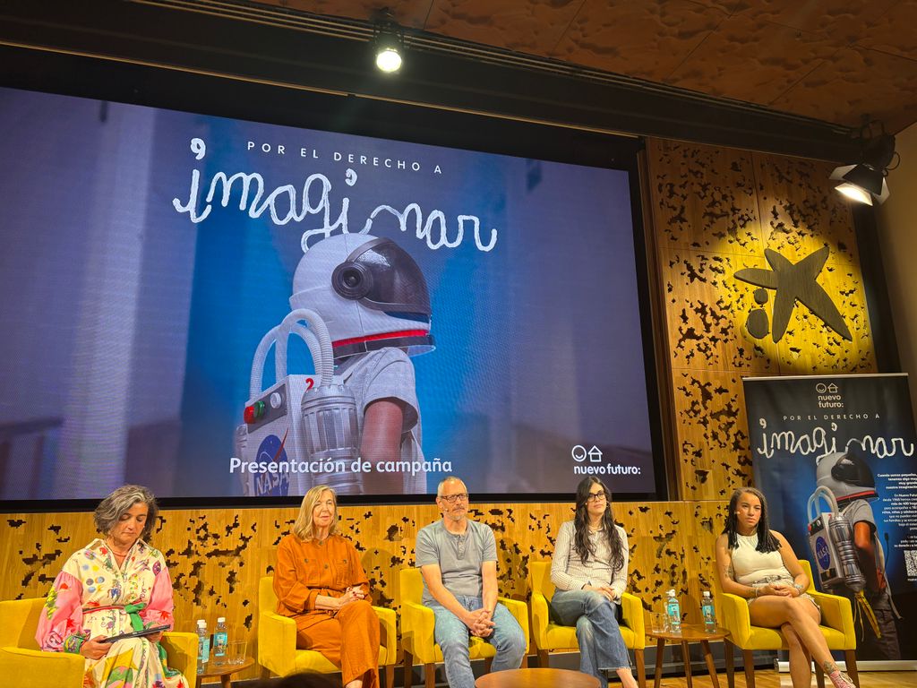 María López Escorial, Miriam Poole, Enrique Domingo, Leire y Daniela durante la mesa redonda