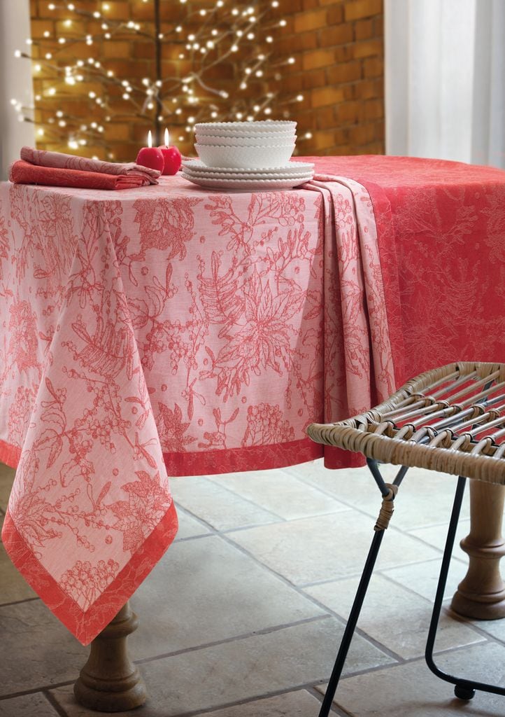 Una buena combinación en la mesa de Navidad es manteles muy suaves con caminos de mesa de tacto más rústico