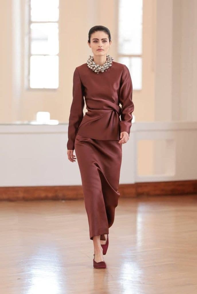 Máxima de Holanda asiste a la Gala Musical de Navidad con un look festivo: top con plumas y pendientes de zafiros