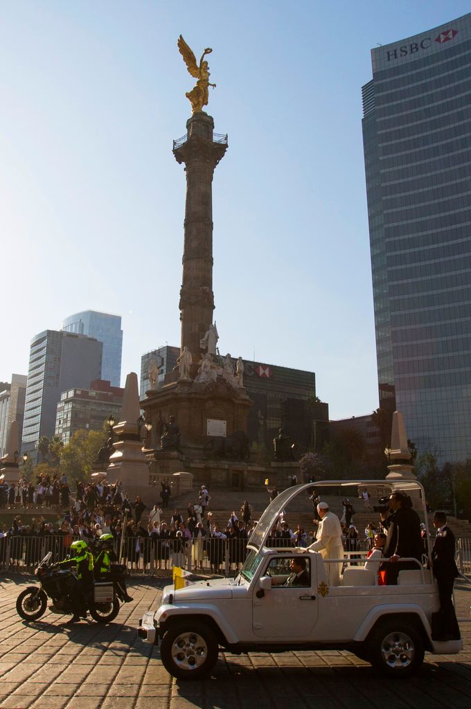 El Papa Francisco en el Papamóvil recorriendo la Ciudad de México