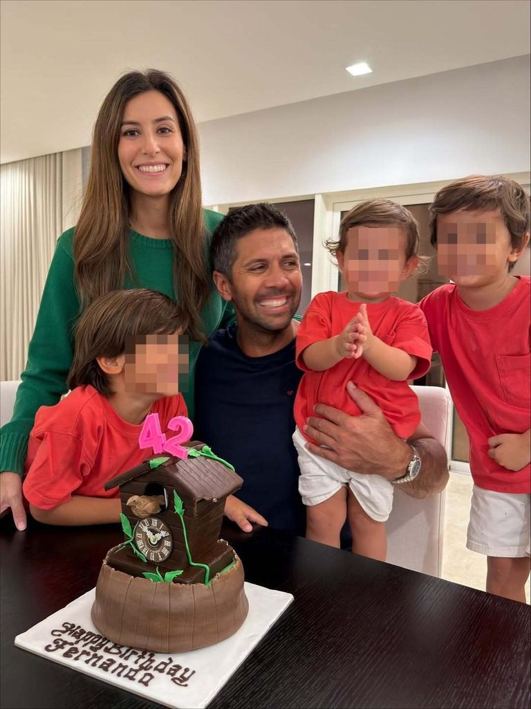 Fernando Verdasco junto a su esposa, Ana Boyer, y sus tres hijos, Miguel, Mateo y Martínç, celebrando su 42 cumpleaños en Doha