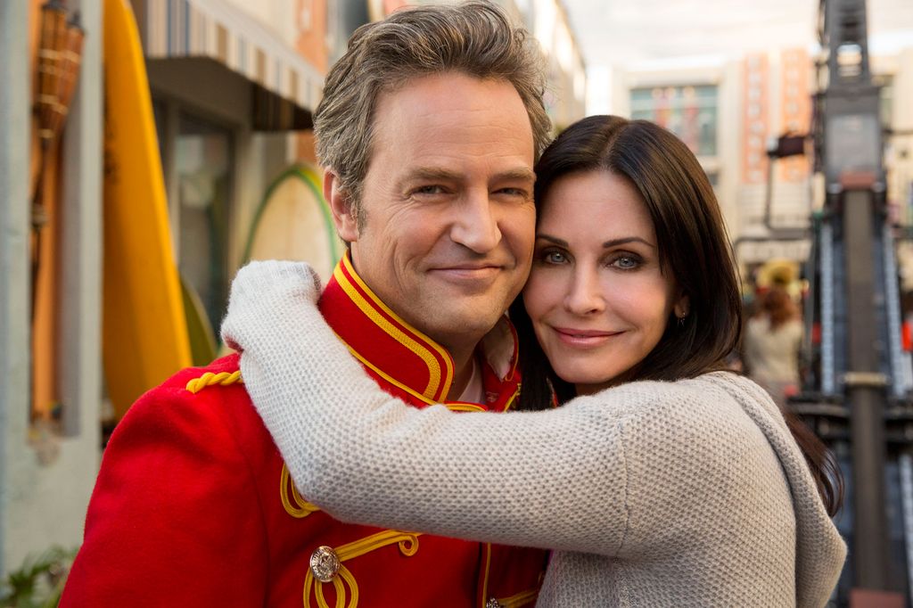 Plano medio de Matthew Perry y Courteney Cox abrazados