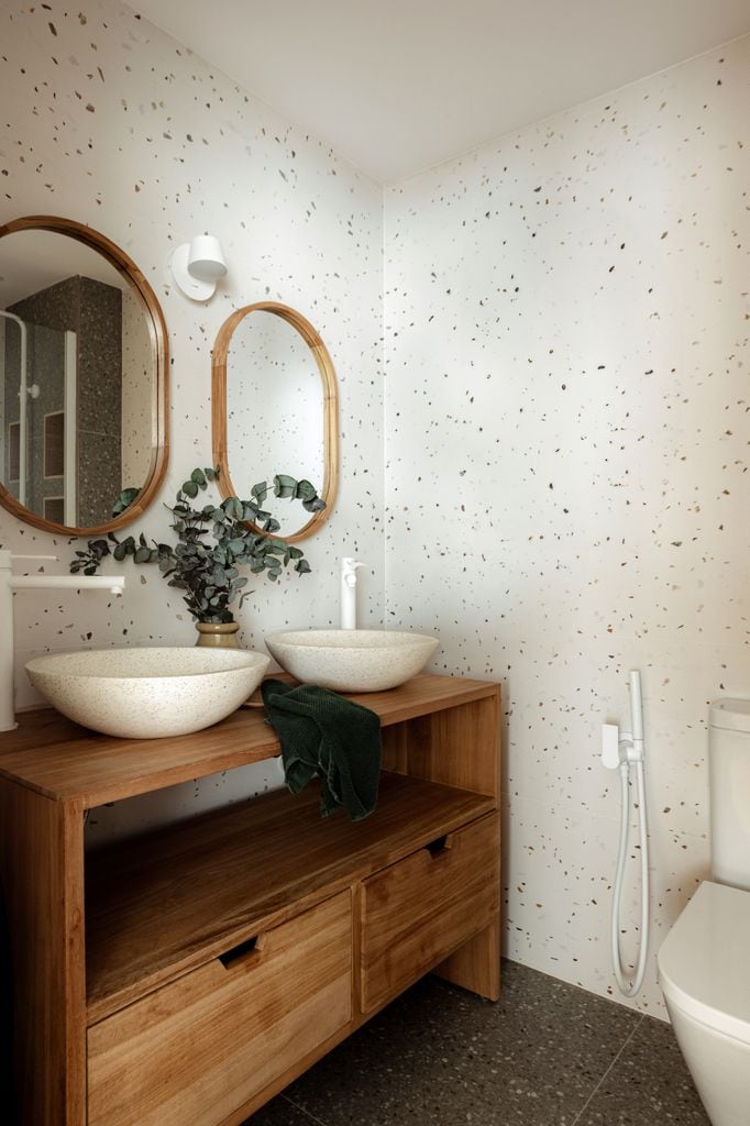 Cuarto de baño con mueble de lavabo de madera